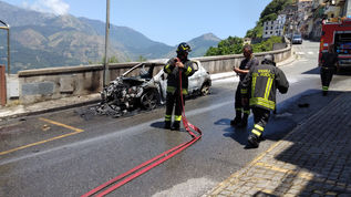 Bonifati: auto in fiamme in via Cammarella