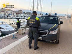 Sicurezza in mare a Crotone: la Guardia di Finanza multa 7 moto d'acqua sorprese a navigare troppo vicine alla riva. I dettagli dei controlli di luglio sul litorale