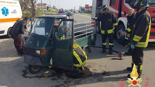 Incidente sulla SS106 a Catanzaro: vigili del fuoco salvano il conducente di un motocarro ribaltato