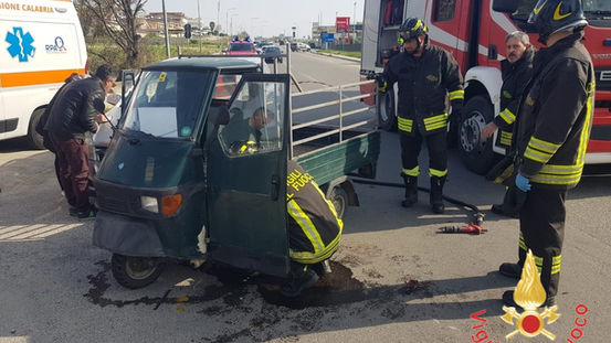 Incidente sulla SS106 a Catanzaro: vigili del fuoco salvano il conducente di un motocarro ribaltato