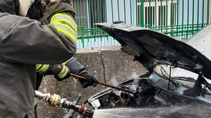 Catanzaro, vigili del fuoco domano l'incendio di un'auto evitando la propagazione