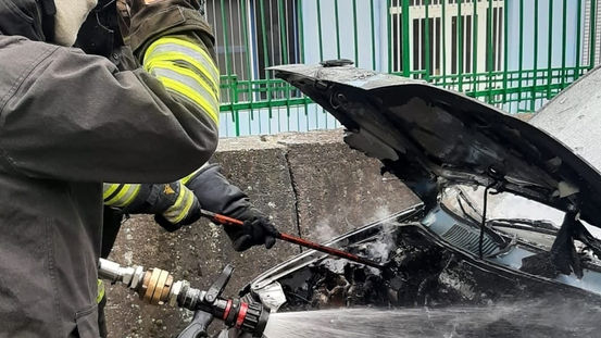 Catanzaro, vigili del fuoco domano l'incendio di un'auto evitando la propagazione