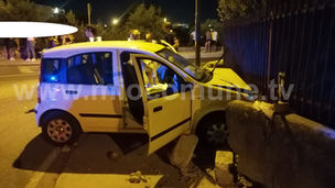 Scalea, auto finisce contro il muro del Parco 2000, in una abitazione a piano terra