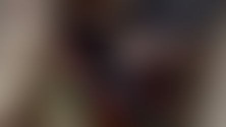 Carabinieri ispezionano l'accesso a un bunker sotterraneo nascosto sotto la botola del pavimento di un casolare rurale