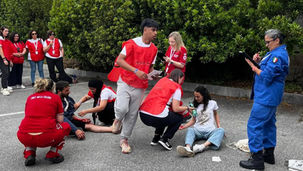 Studenti della Croce Rossa Italiana impegnati in una simulazione di primo soccorso; prossima competizione a Scilla