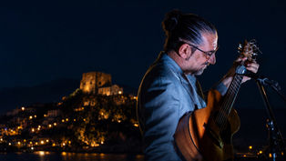 Entra nel vivo il Note di Notte Festival a Scalea! Questa sera alle 22:00, nella splendida cornice di Palazzo Spinelli, appuntamento con il live di Sasà Calabrese e lo spazio dedicato ai talenti locali con Giacomo Cauteruccio