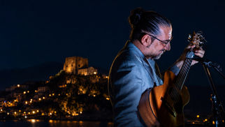 Entra nel vivo il Note di Notte Festival a Scalea! Questa sera alle 22:00, nella splendida cornice di Palazzo Spinelli, appuntamento con il live di Sasà Calabrese e lo spazio dedicato ai talenti locali con Giacomo Cauteruccio