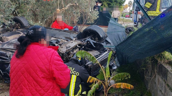 Incidente mortale a Borgia, scontro fra due auto