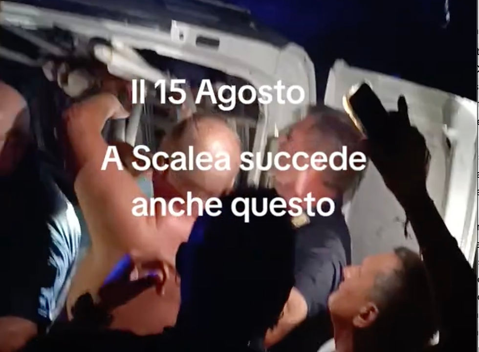 Agenti polizia locale durante controllo spiaggia Scalea