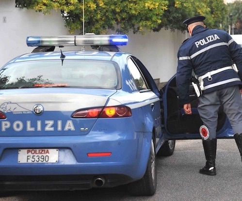 Un uomo è stato arrestato a Cosenza dalla Squadra Mobile della polizia dopo essere stato sorpreso a rubare materiale da costruzione da un cantiere edile