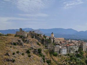 Ruderi del Castello di Scalea su altura con vista sul centro storico