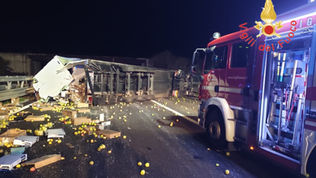 Mileto, incidente sulla A2, si ribalta un Tir, resta ferito il conducente 🖥