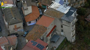 Militari della Guardia di Finanza di Reggio Calabria durante un'operazione di sequestro di armi clandestine della 'ndrangheta