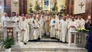 Don Michele Coppa durante la celebrazione per i 50 anni di sacerdozio nella Basilica Immacolata Concezione di Diamante, alla presenza del vescovo e delle autorità