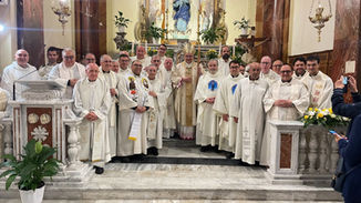 Don Michele Coppa durante la celebrazione per i 50 anni di sacerdozio nella Basilica Immacolata Concezione di Diamante, alla presenza del vescovo e delle autorità