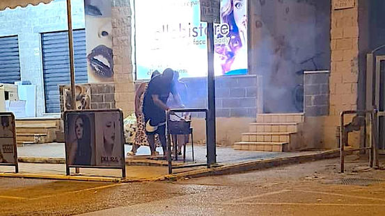 Scalea, barbecue in strada e oggetti appesi agli spartitraffico. Le foto diventano virali