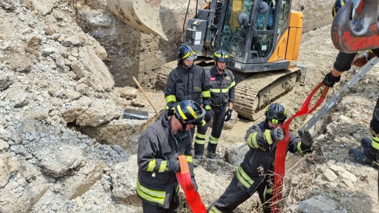 Lavorava nel torrente Canna, l'argine è crollato ed è morto. Incidente sul lavoro a Rocca Imperiale