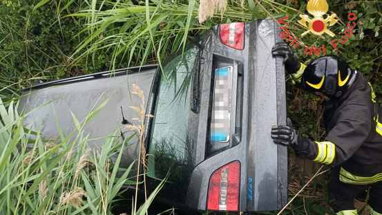 Lattarico, auto fuori strada sulla provinciale: due feriti, uno è grave