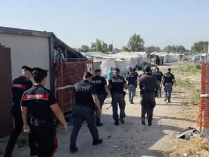 Sgomberata e demolita la tendopoli di San Ferdinando: sequestrati coltelli, mannaie e asce. I migranti aventi diritto trasferiti negli alloggi di Rosarno. Tutti i numeri dell'operazione interforze