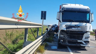Mezzi di soccorso dei Vigili del Fuoco e ambulanze del 118 sul luogo del grave incidente stradale lungo la SS 106 a Steccato di Cutro