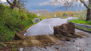 Orsomarso, un grosso masso cade sulla strada provinciale