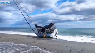 Barca a vela sequestrata utilizzata per il traffico di migranti