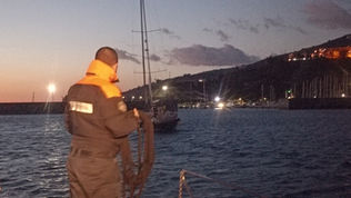 Cetraro barca a vela incagliata all'ingresso del porto: soccorsa