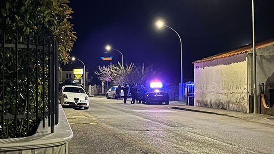 Scalea, incidente: auto finisce contro altri mezzi parcheggiati in via Lauro, un ferito
