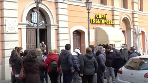 Protesta in piazza dei lavoratori della mensa scolastica