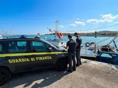 Le Castella, controllo su un peschereccio: paghe dei marittimi irregolari