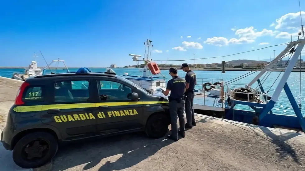 Le Castella, marittimi in regola ma paghe non tracciabili: scatta la sanzione