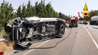Simeri Mare, incidente sulla 106: dopo lo scontro si ribalta un furgone