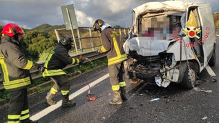 Settingiano, scontro fra un furgone e un camion: un morto