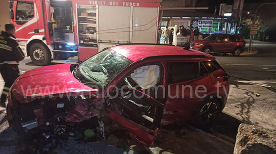 Incidente stradale a Campora San Giovanni: tre feriti, auto perde la ruota e sbatte contro un muro