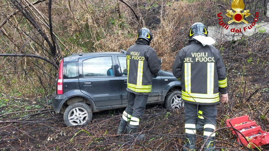 Lamezia Terme, auto in una scarpata: feriti la conducente ed il figlio di 7 anni