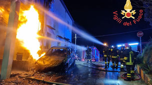 Catanzaro, fiamme alte: distrutta una Bmw X3: danneggiata la centralina del metano - VIDEO