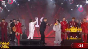 L'anno nuovo parte con l'insulto fuori onda dal palco di Reggio Calabria: "Buon anno teste di c***" 🖥