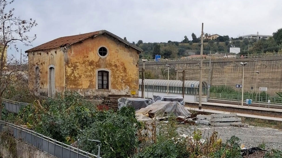 Traversine ferroviarie dismesse accatastate nella stazione di Diamante