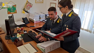 Militari della Guardia di Finanza di Reggio Calabria durante un'operazione contro l'infiltrazione mafiosa nelle imprese edili