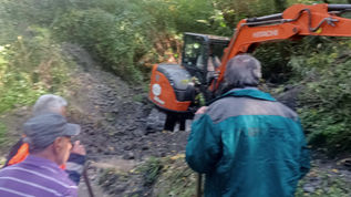 Operai rimuovono i detriti a Verbicaro dopo l'alluvione
