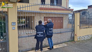 Militari della Guardia di Finanza di Reggio Calabria durante un'operazione di sequestro beni