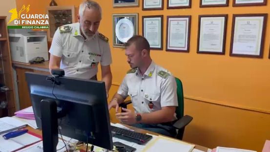 Finanzieri in azione durante un sequestro per truffa sui bonus edilizi a Palmi
