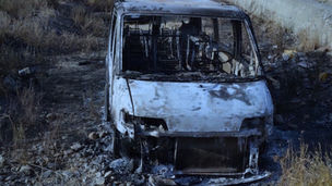 Agguato al "diavolo”: trovato il furgone incendiato nel letto del torrente Cino