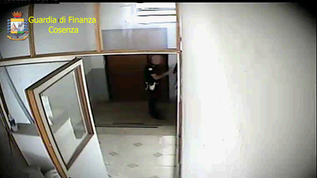 Timbrava il cartellino e poi faceva altro. Misura interdittiva per un agente di polizia locale