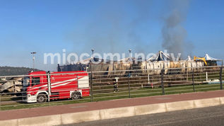 Diamante, incendio distrugge il lido delle Sirene, vigili del fuoco al lavoro🖥