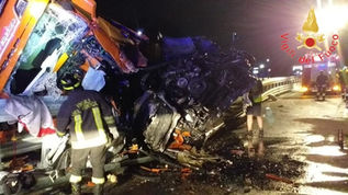 Firmo, incidente: si capovolge un tir carico di angurie. Ferito il conducente