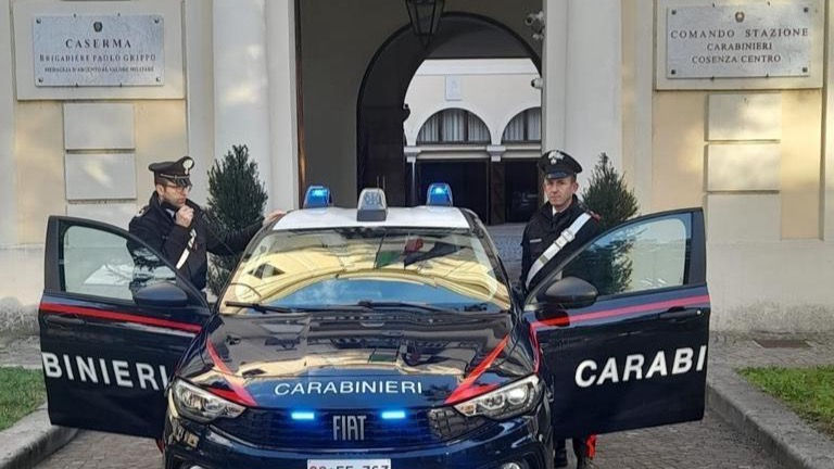 I carabinieri di Cosenza hanno arrestato un 22enne per detenzione di droga; sequestrati 226 grammi di hashish, 110 grammi di marijuana e 570 euro in contanti