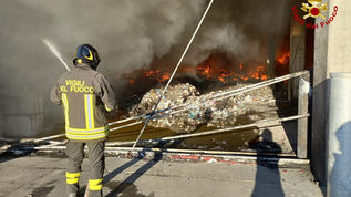 Rende, Vasto incendio al capannone dei rifiuti della Calabria Maceri - VIDEO