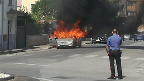 A Scalea auto in fiamme in via fiume Lao, a Tortora scontro auto scooter