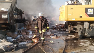 Vigili del Fuoco al lavoro nell’impianto Ecologia Oggi a Lamezia Terme durante l’incendio
